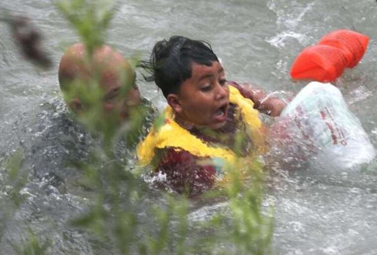 Un niño hondureño de siete años que casi se ahoga en el Río Grande el pasado viernes. 