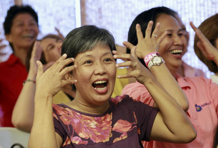 Personas con cáncer reciben una sesión de risoterapia en un hospital de Manila, Filipinas