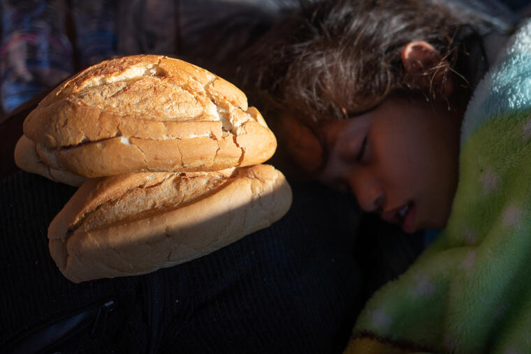 Esta niña duerme al lado de un pan donado por una panadería de Tapachula, en México. 