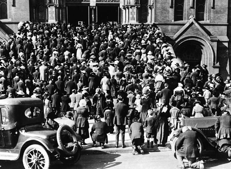Una congregación de fieles reza en los escalones de la Catedral de Santa María de la Asunción, donde se reunieron para escuchar misa durante la epidemia de gripe, en San Francisco en 1918.