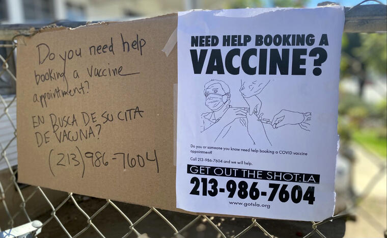 Liz Schwandt cofundó un grupo de voluntarios para ayudar a los residentes de Los Ángeles a reservar citas para vacunas. Colgó estos letreros en su cerca para anunciar los servicios gratuitos.