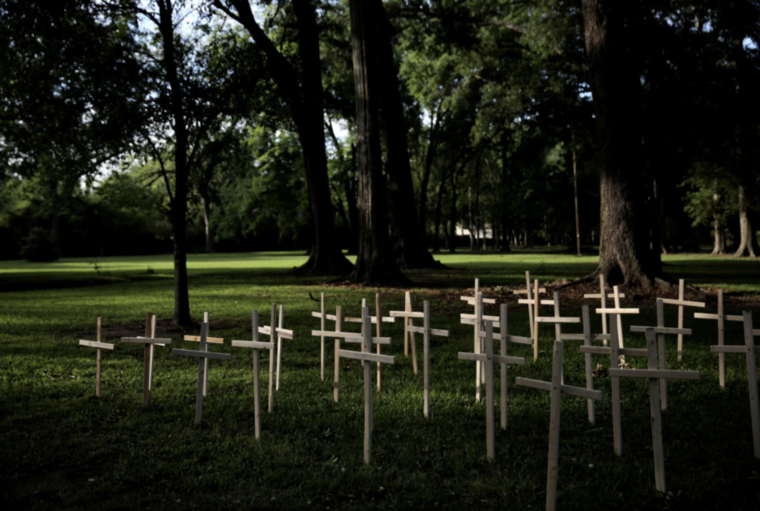 Cruces representando las vidas perdidas en la pandemia, a las puertas de una iglesia en Baton Rouge (Lousiana). 