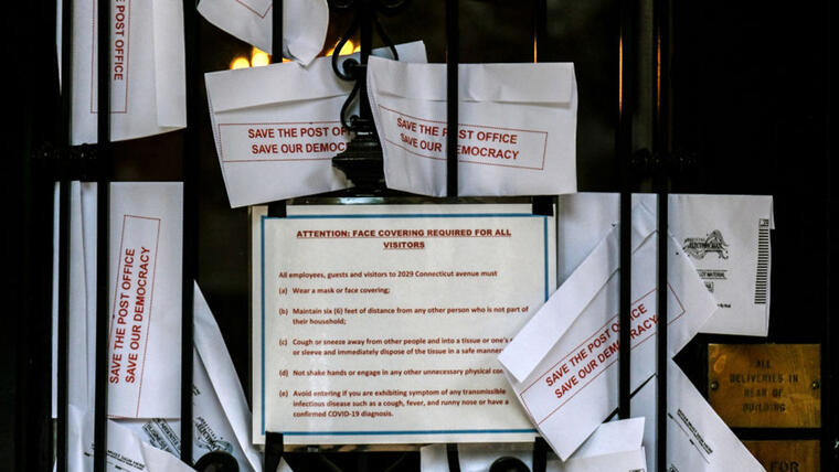 Varios sobres con un mensaje de protesta luego que Trump asegurara que estaba reteniendo los dineros con los que se financia el Servicio Postal.