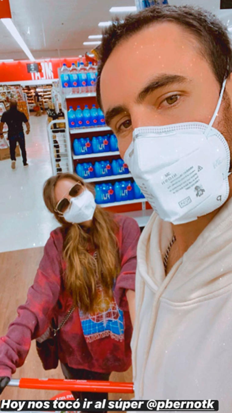 Sofía Castro con su novio Pablo Bernot en el supermercado