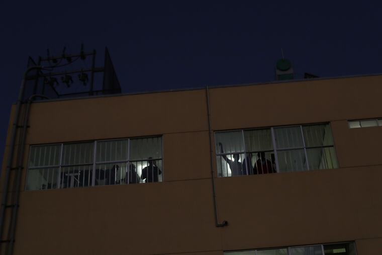 En esta imagen, tomada el 3 de octubre de 2016, migrantes haitianos miran al exterior desde las habitaciones del centro para migrantes Padre Chava en Tijuana, México. 