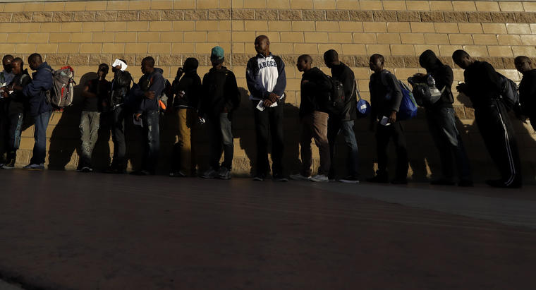 En esta imagen del 2 de septiembre de 2016, migrantes haitianos se forman a la espera de ingresar a Estados Unidos desde el cruce fronterizo de Tijuana, México.