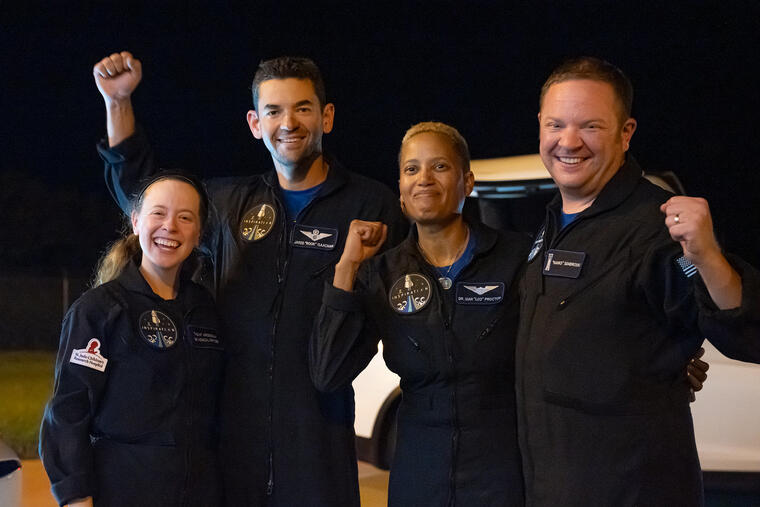 Cuatro turistas espaciales a bordo de la cápsula SpaceX.