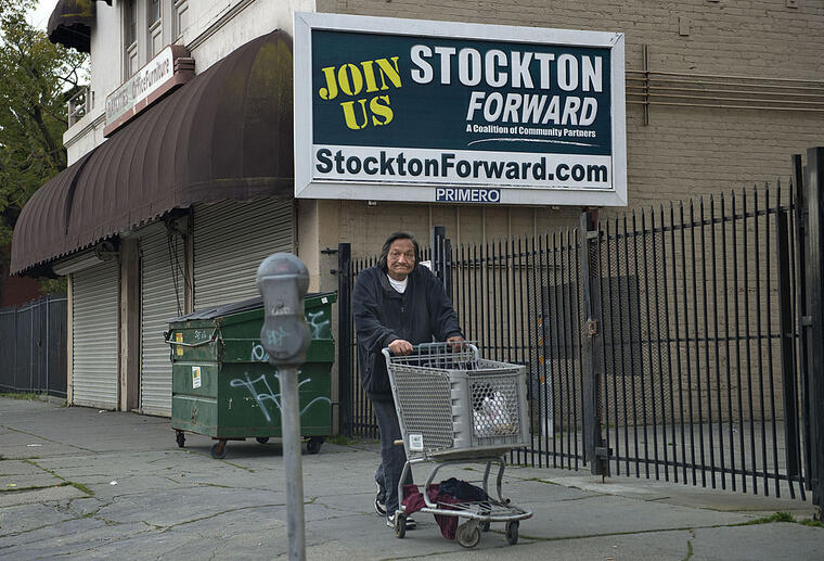 Stockton, una ciudad de California, es la primera de EE.UU. en ser objeto de un experimento para determinar cómo el llamado "ingreso universal" cambiaría la vida de las personas. 