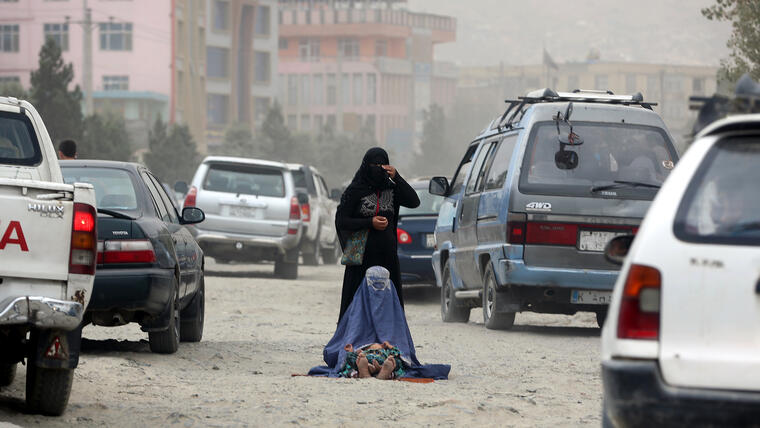 Mujeres afganas mendigan en la calle en Kabul, octubre de 2014.
