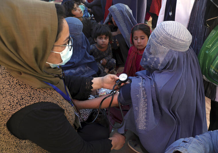 A una mujer desplazada de las provincias del norte, se refugia en un parque público donde le toman la presión, después de huir de su casa debido a los enfrentamientos entre los talibanes y el personal de seguridad afgano. Kabul, Afganistán, el 10 de agost