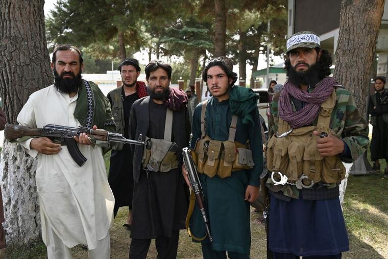 Talibanes en el aeropuerto de Kabul