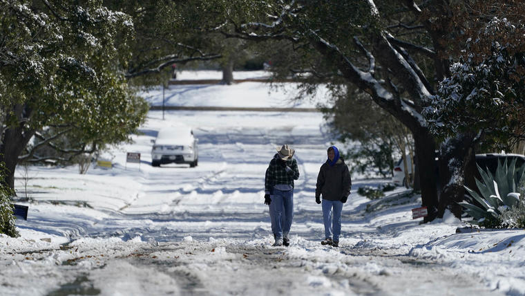 La ciudad de San Antonio, en Texas, registró entre 3 y 5 inches de nieve en una noche durante la histórica tormenta invernal. 