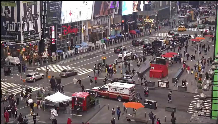 En esta imagen tomada de un video, los peatones se alejan a toda prisa del lugar de un tiroteo en Times Square, el sábado 8 de mayo de 2021, en Nueva York.