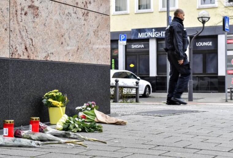 Flores yacen en frente de uno de los dos locales de narguile de Hanau, Alemania, donde un sospechoso abrió fuego este miércoles presuntamente por motivos de extrema derecha. Mató a nueve personas en esos dos lugares. 