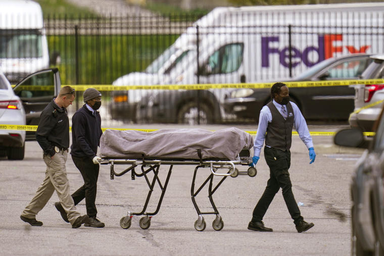 Los agentes remueven un cuerpo de la escena del fatal tiroteo en una instalación de FedEx en Indianapolis este viernes 16 de abril de 2021. 