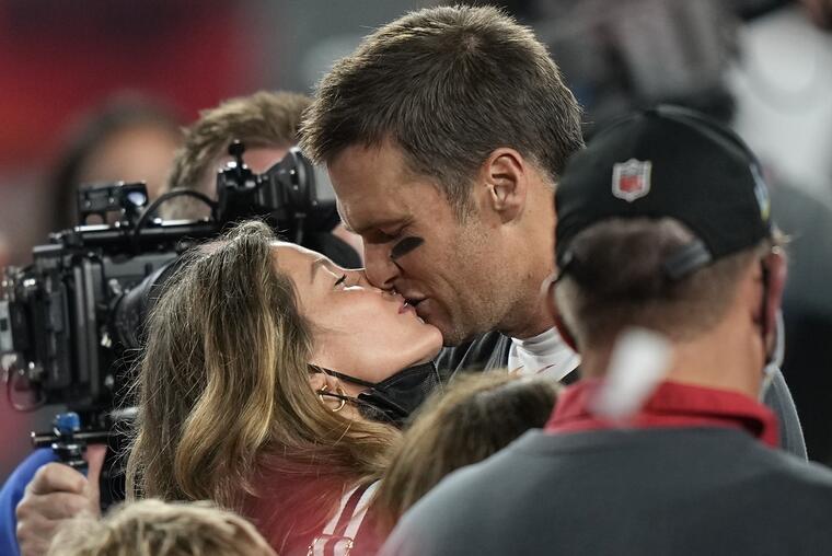 Tom Brady besa a su esposa, Gisele Bundchen