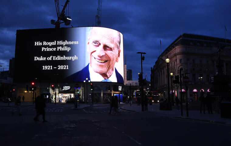 Homenaje al príncipe Philip en una pantalla grande en Piccadilly Circus, en Londres, este viernes 9 de abril de 2021. 