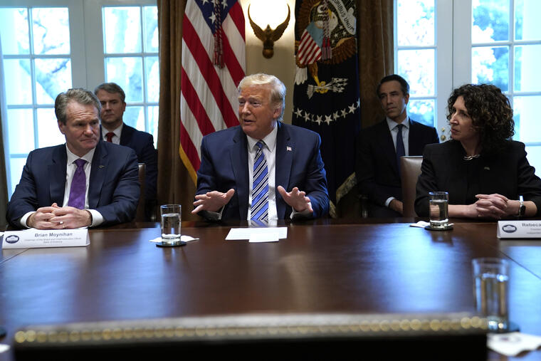 El presidente Donald Trump se reunió con ejecutivos financieros para discutir el impacto económico del nuevo coronavirus. 
