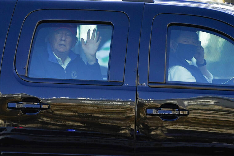 Trump saluda a sus partidarios desde un carro, este sábado en Washington D.C.