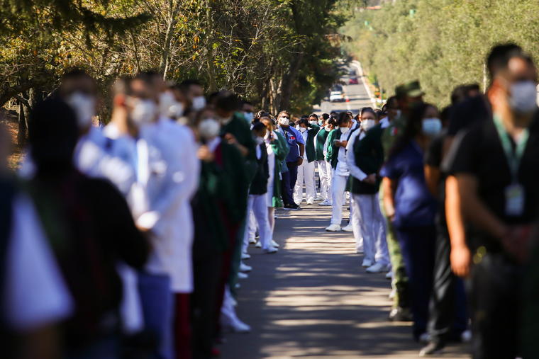 En las primeras jornadas de vacunación en México ha habido enormes filas del personal médico en espera de ser vacunado