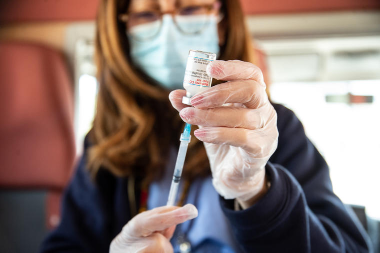 Una médico prepara una dosis de la vacuna contra el COVID-19 de Moderna