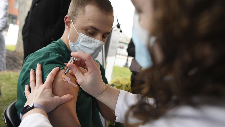 La vacuna de Pfizer-BioNTech fue la primera autorizada en el país y su distribución comenzó el lunes 14 de diciembre. 