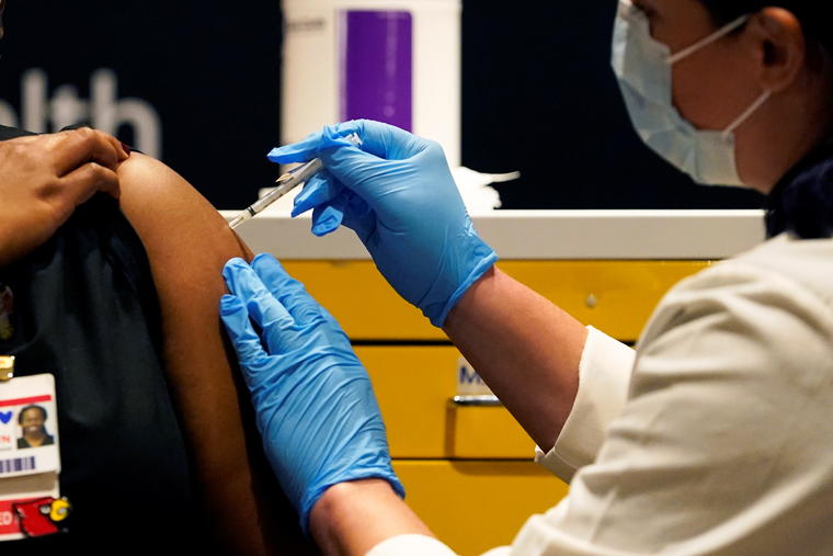 Una enfermera recibe la vacuna contra el coronavirus de Pfizer, este lunes en Louisville, Kentucky. 