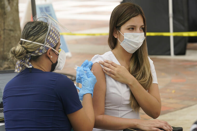 Una mujer se vacuna contra el COVID-19 en Miami, Florida.