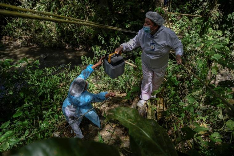 En Colombia hay brigadas de vacunación rurales que desde junio han estado yendo a comunidades retiradas para aplicar las dosis.