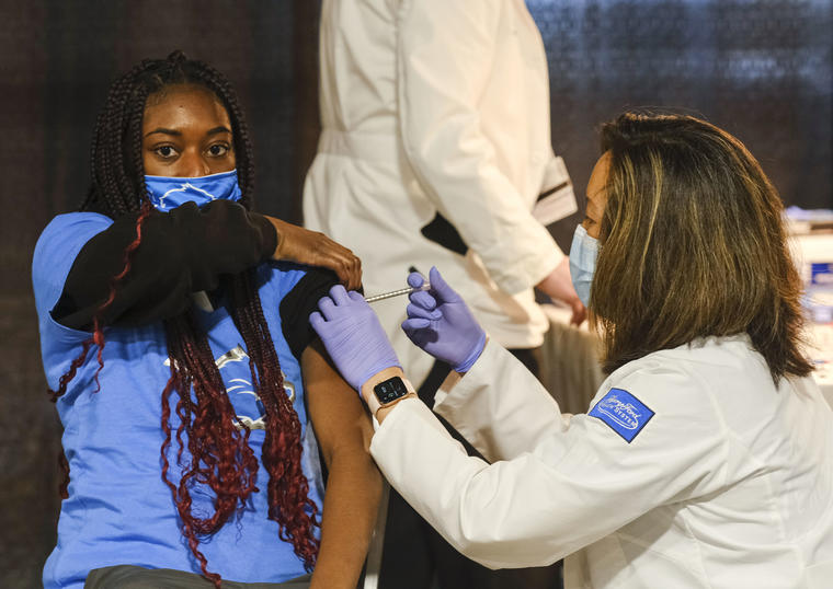 Una mujer recibe una dosis de la vacuna contra el COVID-19 de Pfizer-BioNTech en Detroit, Michigan