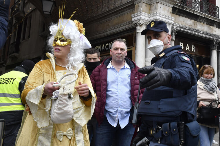 El Carnaval de Venecia fue suspendido dos días antes de lo esperado, como parte de un paquete de medidas urgentes para frenar la propagación del coronavirus en Italia. 