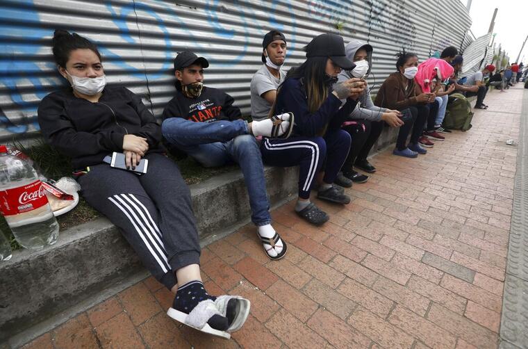 Migrantes venezolanos en Bogotá, Colombia, esperan el pasado 30 de abril autobuses con destino a la frontera con su país de origen.