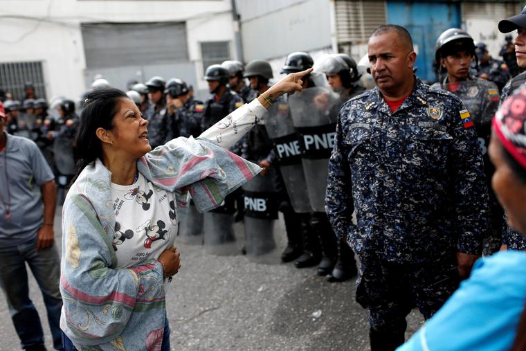 Una mujer le gritaba a los policías durante un motín de prisioneros en Caracas, el 4 de septiembre de 2019.