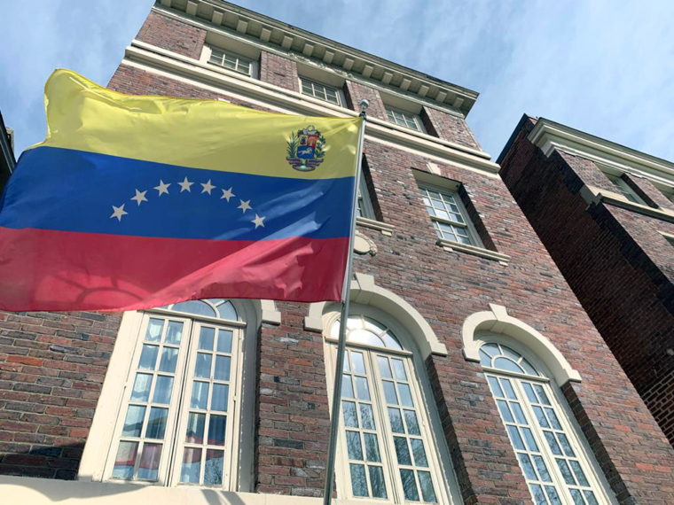Este edificio en Washington DC ejerce de embajada del país desde que el agregado militar de Venezuela se alineó con Juan Guaidó.