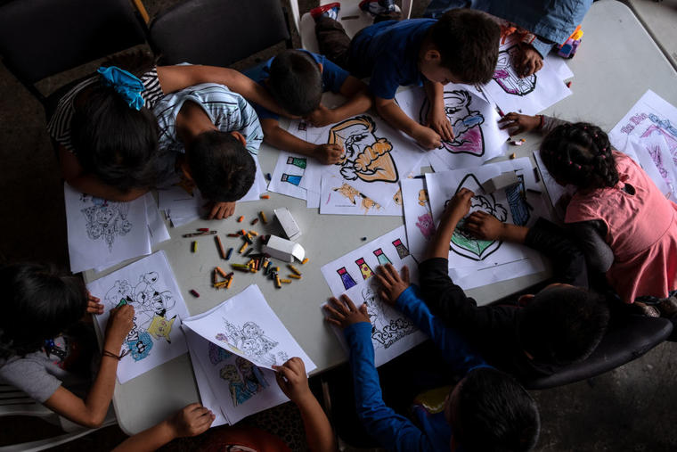 Niños que buscan asilo en Estados Unidos dibujan en un albergue para migrantes en Tijuana, estado de Baja California, México.