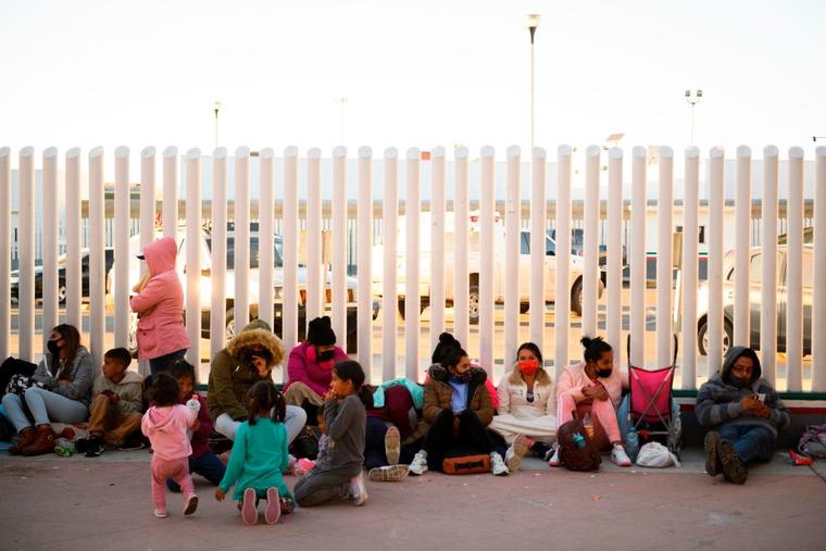 Los solicitantes de asilo en Tijuana, estado de Baja California, México, esperan afuera del puerto fronterizo de El Chaparral mientras esperan para cruzar a los Estados Unidos el 19 de febrero de 2021.