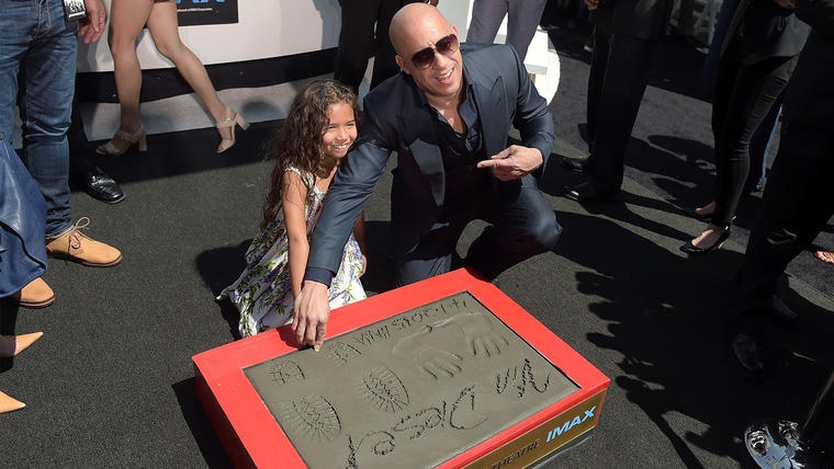 Vin Diesel junto a su hija en el Chinese Theatre de Hollywood.