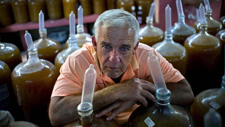 Ingenioso sistema cubano de preparar vino 