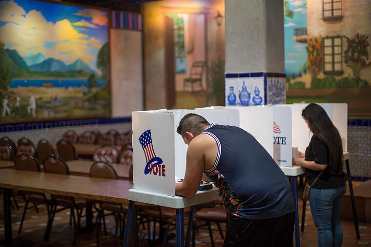 Latinos votan en Los Ángeles, California, durante las elecciones presidenciales de 2016.