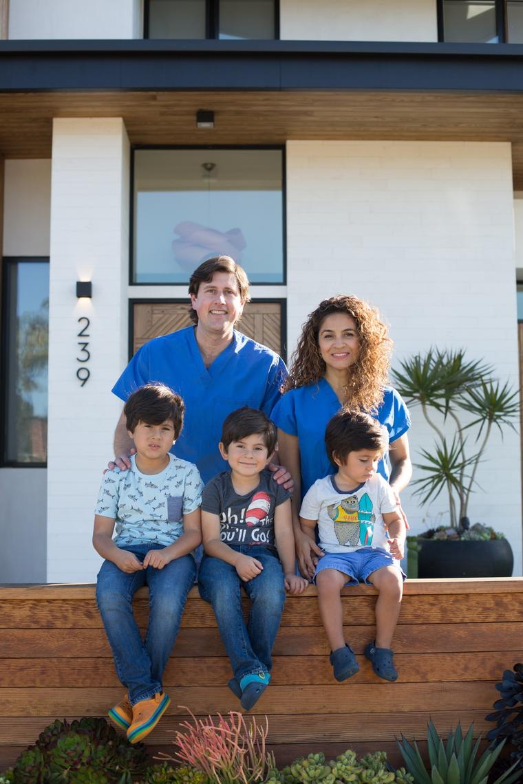 Sarah López junto a su esposo e hijos. 