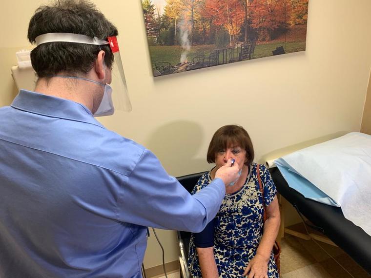 Tina Neira es examinada por personal medico en Austin para recibir una vacuna experimental contra el coronavirus