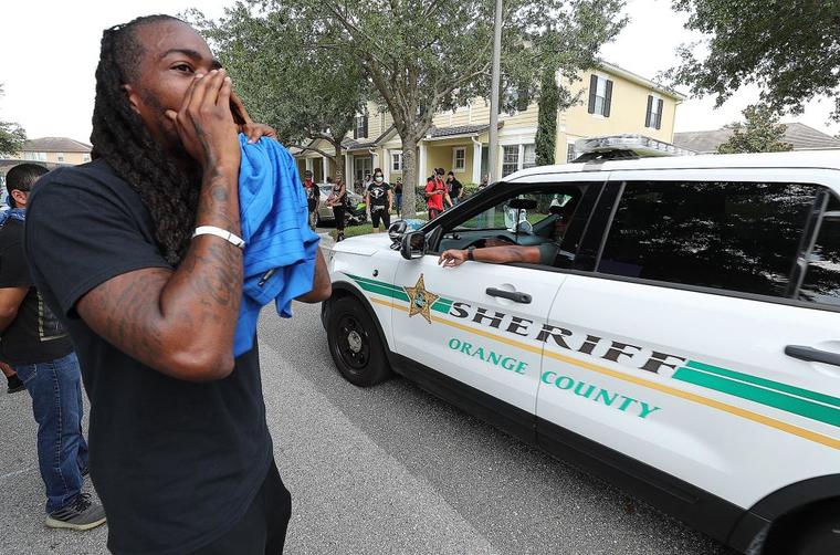 Miles Mulrain Jr., organizador de una protesta en Windermere, Florida, le grita a un agente adjunto del alguacil. 