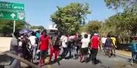 Migrantes bloquean una carretera en Chiapas