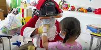 Bomberos colombianos sorprenden a niños con quemaduras