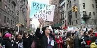 Realizan protestas contra leyes trans en Nueva York