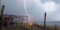 Mueren impactados por un rayo en una playa de México