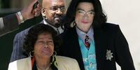 Madre de Michael Jackson pide que se cubran honorarios
