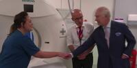 Rey Carlos III visita centro oncológico en Londres