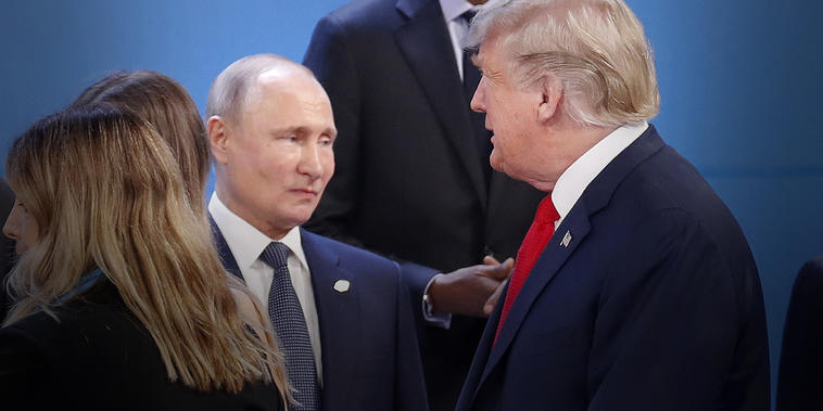 El entonces presidente Donald Trump, derecha, pasa junto al presidente de Rusia, Vladimir Putin, izquierda, en la cumbre G20 en Buenos Aires, Argentina, noviembre de 2018.