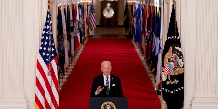 El presidente Joe Biden habló a los estadounidenses desde la Casa Blanca, al conmemorar el primer año de la pandemia del COVID-19. Su discurso duró alrededor de 24 minutos. 